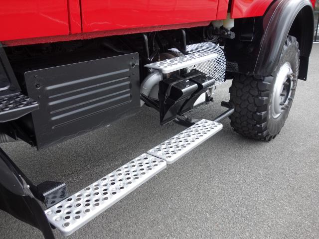 アーバンウニモグ 正規輸入ディーラー車 U1750 Wキャブ キャンピング車 窓付特装キャノピーリア跳ね上げ式ハッチ前進8速、後進8速マニュアルエアブレーキ&駐車ブレーキフロントブッシュグリルガード純正10穴鉄ホイル&コンチネンタルタイヤ8ナンバーキャンピング登録普通免許運転可(17枚目)