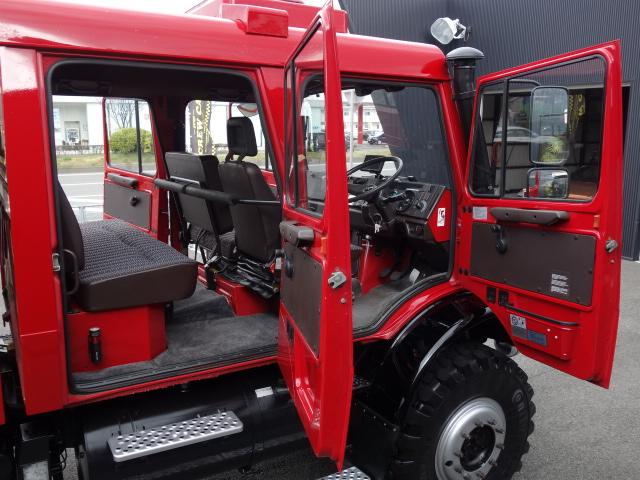 アーバンウニモグ 正規輸入ディーラー車 U1750 Wキャブ キャンピング車 窓付特装キャノピーリア跳ね上げ式ハッチ前進8速、後進8速マニュアルエアブレーキ&駐車ブレーキフロントブッシュグリルガード純正10穴鉄ホイル&コンチネンタルタイヤ8ナンバーキャンピング登録普通免許運転可(23枚目)