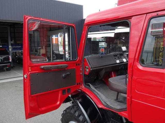 アーバンウニモグ 正規輸入ディーラー車 U1750 Wキャブ キャンピング車 窓付特装キャノピーリア跳ね上げ式ハッチ前進8速、後進8速マニュアルエアブレーキ&駐車ブレーキフロントブッシュグリルガード純正10穴鉄ホイル&コンチネンタルタイヤ8ナンバーキャンピング登録普通免許運転可(30枚目)