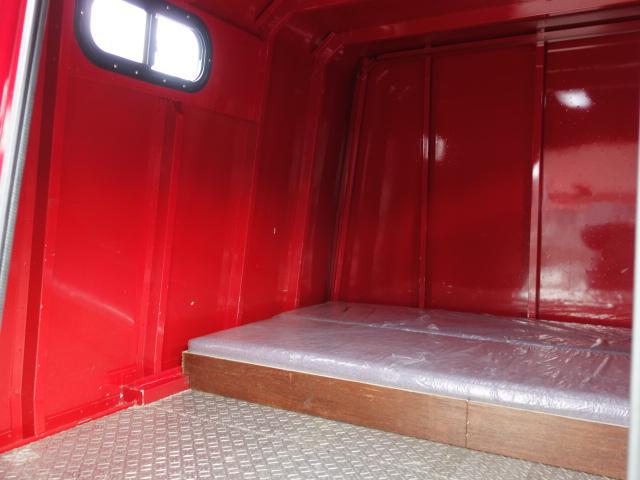 アーバンウニモグ 正規輸入ディーラー車 U1750 Wキャブ キャンピング車 窓付特装キャノピーリア跳ね上げ式ハッチ前進8速、後進8速マニュアルエアブレーキ&駐車ブレーキフロントブッシュグリルガード純正10穴鉄ホイル&コンチネンタルタイヤ8ナンバーキャンピング登録普通免許運転可(44枚目)