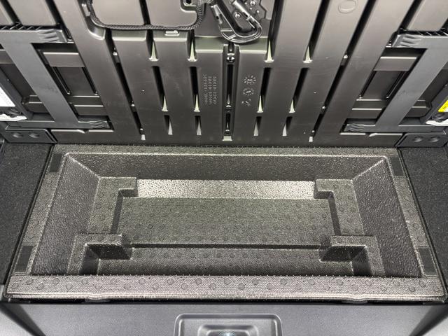 �f�b�L�{�[�h�̉��ɂ����[�X�y�[�X����