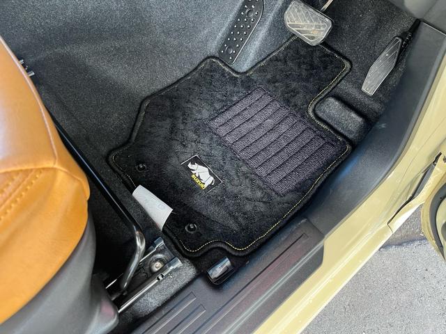 ジムニー XC 中古純正アルミスタッドレスセット付 エンジンスターター 社外アルミホイール オフロードタイヤ オプショングリル 革調社外シートカバー 8インチナビ バックカメラ アクティブクルコン シートヒーター(9枚目)