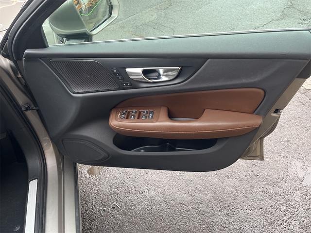 Ｖ６０ Ｔ５　インスクリプション　パイロットアシスト　アクティブクルコン　ハーマンカードンプレミアムオーディオ　マッサージ機能　シートヒーター　シートクーラー　前後純正ドライブレコーダー　ブラウンレザーシート　アラウンドビューモニター（10枚目）