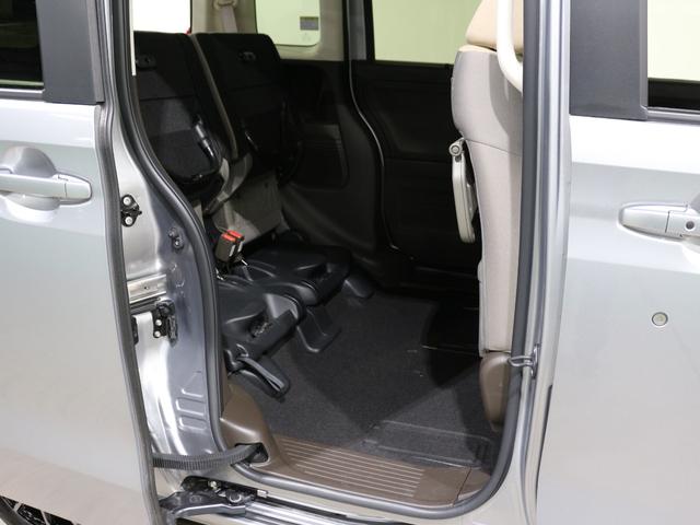 後席を跳ね上げれば高さのある物も積めます。