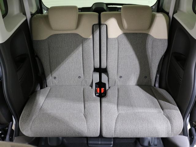 後部座席もゆったり座れます。