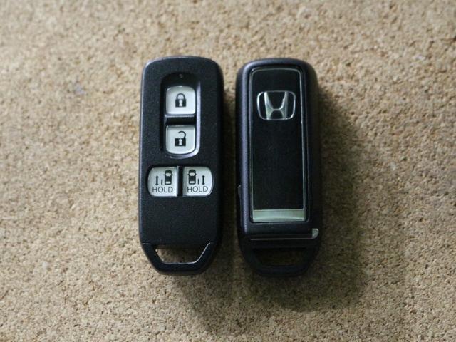 スマートキーです。キーを携帯しているだけで、ドアロックの開閉やエンジンの始動が可能で便利です。