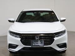 前方死角を減らした広く良好な視界が運転に高い安心感をもたらします。 3