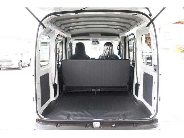 ハイゼットカーゴ ＤＸ　届出済未使用　４ＷＤ　軽バン　ＣＶＴ　衝突被害軽減システム　クリアランスソナー　両側スライドドア　キーレスエントリー　アイドリングストップ　オートライト　ＥＳＣ　パワーステアリング　パワーウィンドウ（19枚目）