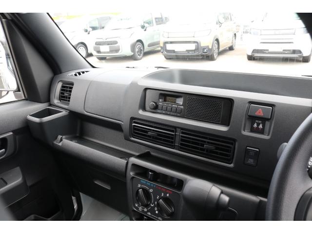 ハイゼットカーゴ ＤＸ　届出済未使用　４ＷＤ　軽バン　ＣＶＴ　衝突被害軽減システム　クリアランスソナー　両側スライドドア　キーレスエントリー　アイドリングストップ　オートライト　ＥＳＣ　パワーステアリング　パワーウィンドウ（26枚目）