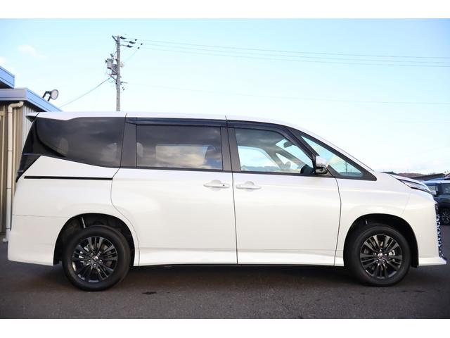 ヴォクシー Ｓ－Ｇ　登録済未使用車　４ＷＤ　純正１０．５ナビ　全方位モニター　フルセグＴＶ　両側パワスラ　ユニバーサルステップ　リアフリップダウン　チームメイトアドバンストパーク　快適利便ＭＩＤ　ＥＴＣ　シートヒーター（18枚目）