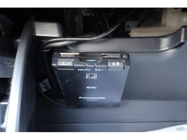 ヴィッツ Ｆ　ワンオーナー　４ＷＤ　ＥＴＣ　ナビ　ＴＶ　アルミホイール　キーレスエントリー　電動格納ミラー　ＣＶＴ　衝突安全ボディ　ＡＢＳ　ＥＳＣ　ＣＤ　ＤＶＤ再生　ＵＳＢ　エアコン　パワーステアリング（12枚目）