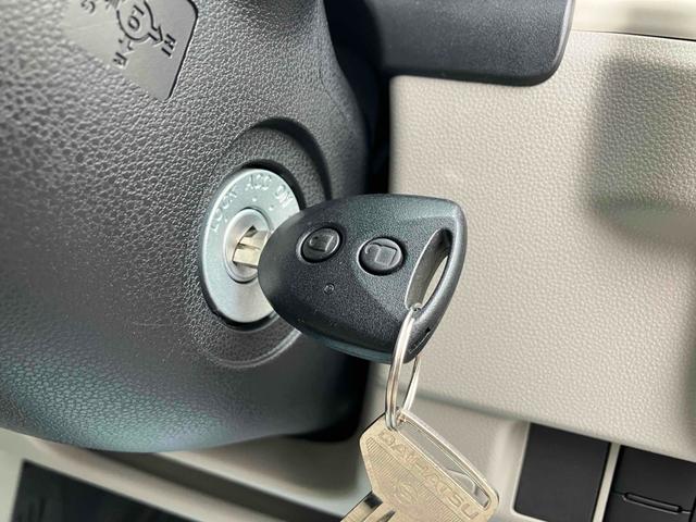 今や欠かせないアイテムとなったキーレス。もちろん付いています。直接キーを差し込まなくてもドアの施錠・開錠が出来ます。ドア回りのキズ防止にもなりますね