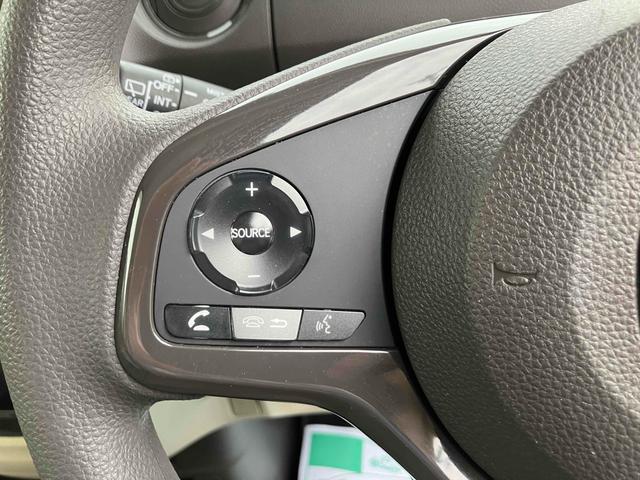 自ら操るハンドル！ドライバーの生命線です。目線を大きくそらすことなくボタンの操作を行うことができるので、安全にも配慮できますね。