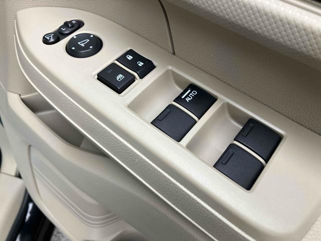 パワーウィンドウのスイッチですよ。運転席に居ながら窓を開け閉めのコントロールできますよ。