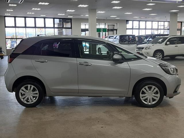 ■　外装右側　■　悪天候時でも大きな屋内ショールームで快適に実車確認が可能です。