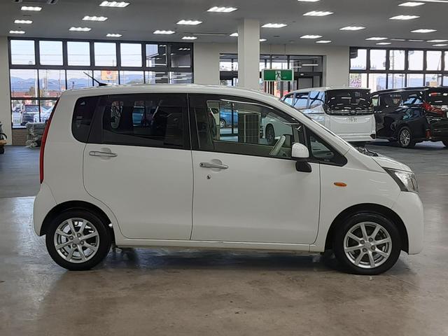 ■　外装右側　■　悪天候時でも大きな屋内ショールームで快適に実車確認が可能です。