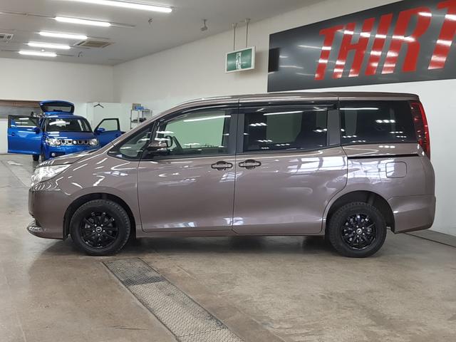 ノア Ｘ　４ＷＤ　純正ナビ　フルセグＴＶ　バックカメラ　両側電動スライド　ＬＥＤヘッドライト　オートライト　ＥＴＣ２．０車載器　Ｂｌｕｅｔｏｏｔｈオーディオ　ＳＤオーディオ　ＤＶＤ再生（17枚目）