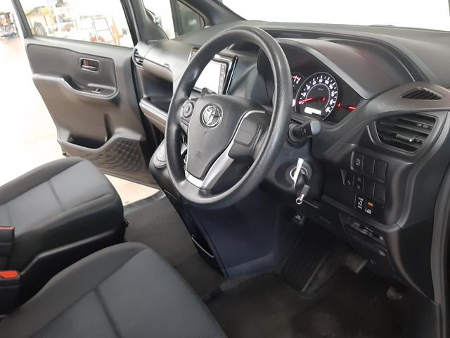 ヴォクシー Ｘ　４ＷＤ　後期型　クルーズコントロール　電動スライドドア　ナビ　バックカメラ　リヤオートエアコン　クリアランスソナー　ＬＥＤヘッドライト　衝突軽減ブレーキ　オートマチックハイビーム　Ｂｌｕｅｔｏｏｔｈ（11枚目）