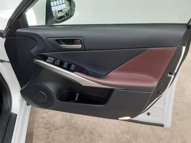 ＩＳ ＩＳ３００ｈ　４ＷＤ　中期型　リモコンエンジンスターター　アダプティブクルーズコントロール　ナビＴＶ　バックカメラ　シートヒーター　電動シート　カードキー　ブラインドスポットモニター　プリクラ　レーンキープアシスト（39枚目）