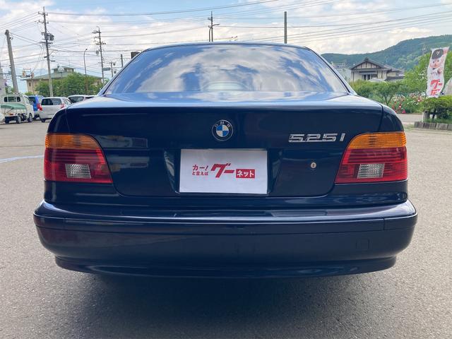 ５２５ｉ　ディーラー車　右ハンドル　走行距離５７１０８キロ　ナビ　修復歴無し　キーレスエントリー　ＥＴＣ　ＣＤ　パワーシート　マニュアルモード付オートマ(6枚目)