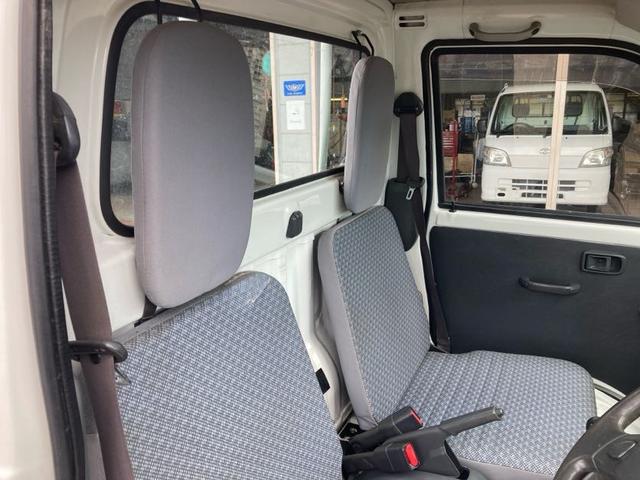 ハイゼットトラック 農用スペシャル　４ＷＤ　５速マニュアル　パワーステアリング　三方開　荷台ゴムマット　荷台ゲートプロテクター　ドアバイザー　走行距離９．１万キロ　修復歴無し　ホワイト　エアコン（11枚目）