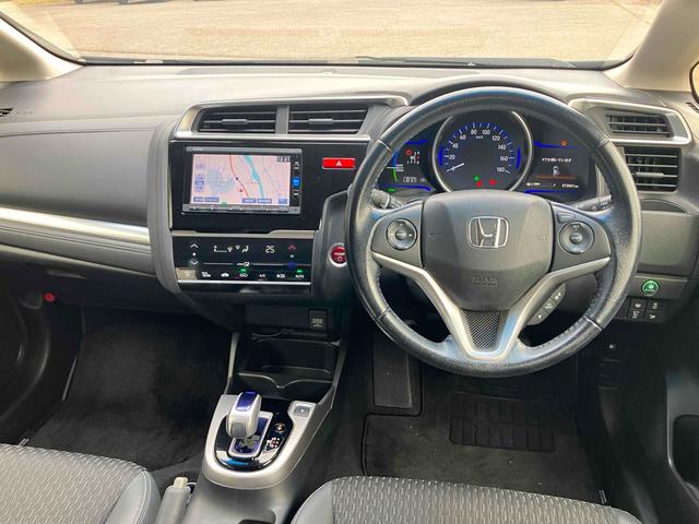 フィットハイブリッド Lパッケージ 4WD ハイブリッド バックカメラ ナビ TV オートクルーズコントロール 衝突被害軽減システム オートライト LEDヘッドランプ スマートキー 電動格納ミラー AT 盗難防止システム 衝突安全ボディ(2枚目)