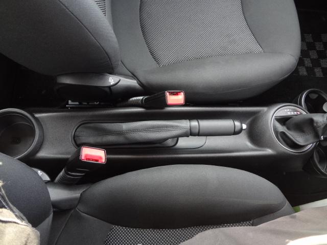 ワン ディーラー車 右ハンドル スマートキー プッシュスタート CD ETC 社外18インチアルミホイール 修復歴無し 保証付き 走行距離69744キロ 6速オートマ 3ドア シルバーメタリック(21枚目)