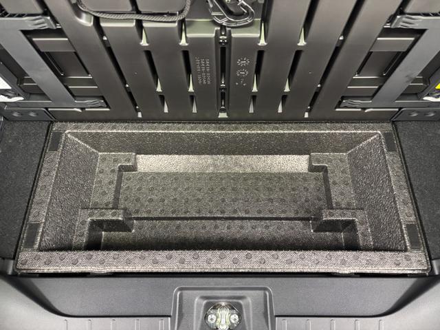 �f�b�L�{�[�h�̉��ɂ����[�X�y�[�X����