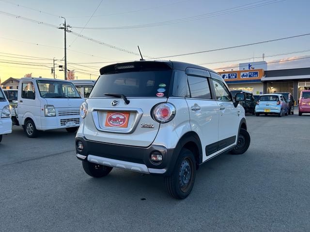 キャスト アクティバＸ　アイドリングＳＴＯＰ　セキュリティアラーム　横滑防止装置　キーレス　フルフラット　オートエアコン　スマートキー　オートライト　ベンチシート　衝突安全ボディ　ＡＢＳ　パワーウィンドウ　パワーステアリング（2枚目）