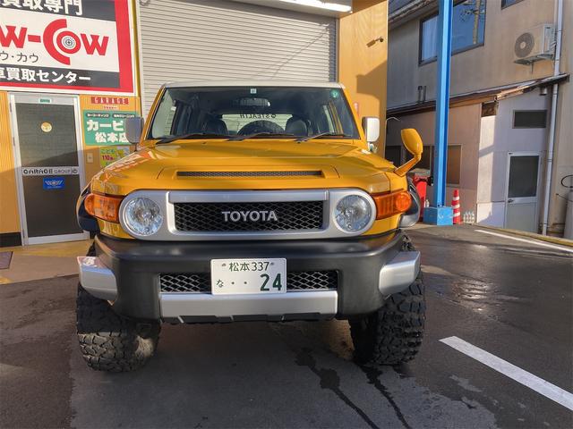 ＦＪクルーザー カラーパッケージ　リフトアップ　社外ナビ　バックカメラ　社外アルミ（3枚目）