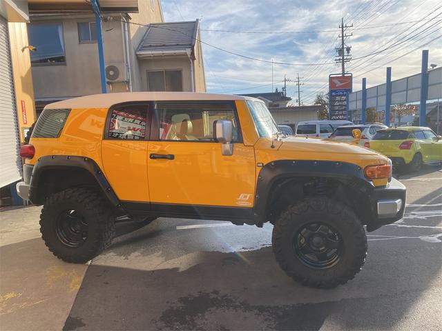 ＦＪクルーザー カラーパッケージ　リフトアップ　社外ナビ　バックカメラ　社外アルミ（5枚目）