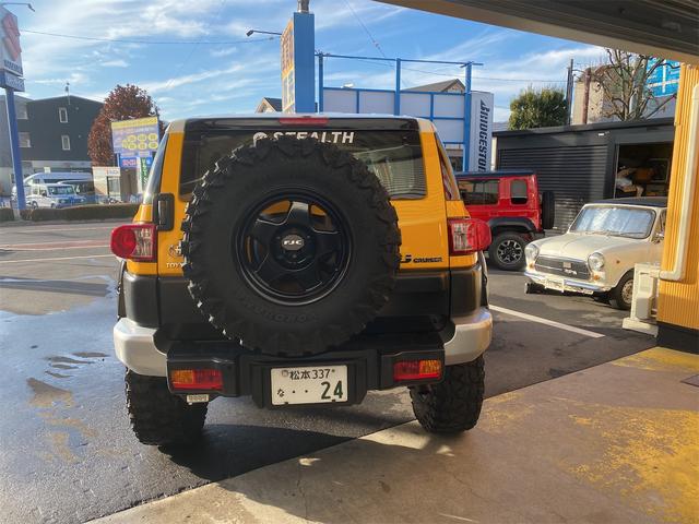 ＦＪクルーザー カラーパッケージ　リフトアップ　社外ナビ　バックカメラ　社外アルミ（6枚目）