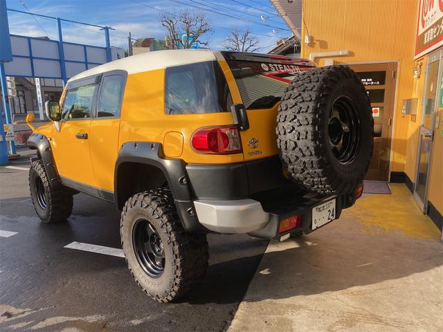 ＦＪクルーザー カラーパッケージ　リフトアップ　社外ナビ　バックカメラ　社外アルミ（7枚目）