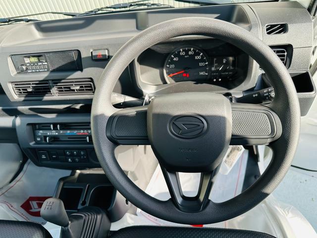 ハイゼットトラック スタンダード　４ＷＤ　５ＭＴ　届出済未使用車　コーナーセンサ　Ａストップ　エアコン　オートライト　エアバック　衝突回避支援ブレーキ　パワステ　禁煙車（9枚目）