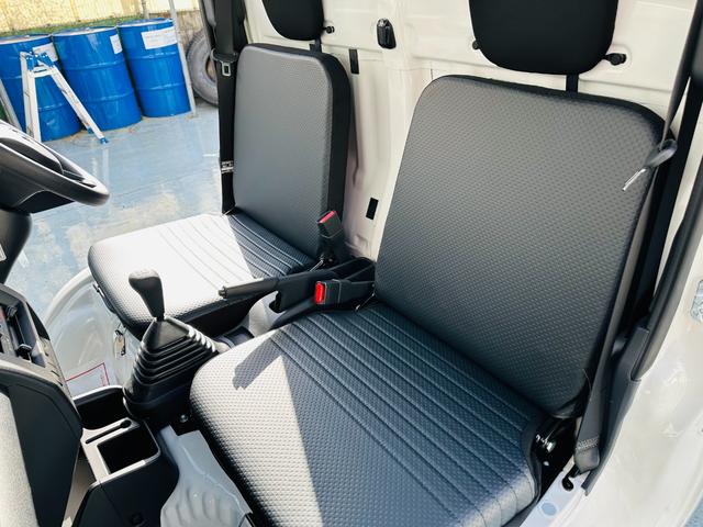 ハイゼットトラック スタンダード　４ＷＤ　５ＭＴ　届出済未使用車　コーナーセンサ　Ａストップ　エアコン　オートライト　エアバック　衝突回避支援ブレーキ　パワステ　禁煙車（11枚目）