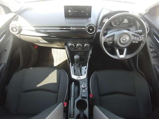MAZDA2 1.5 15BD 4WD 冬タイヤセット車内積載 8インチモニター 禁煙車 カープレイ対応 スポーツモード ハイビームコントロール LEDヘッドランプ ナビSD バックカメラ ETC スマートシティブレーキサポート(3枚目)