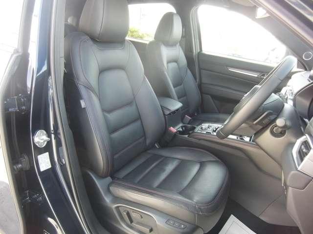 運転席には電動パワーシート搭載！また１つのキーごとシート位置を記憶できるメモリー機能付き！