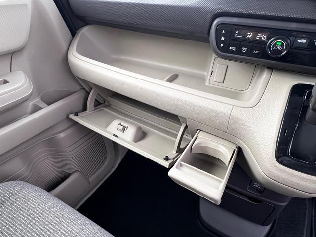 助手席側にはフタつきのグローブBOX、アッパートレイがあります!ちょっとした小物を置くのに重宝!