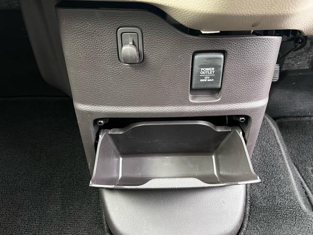 前席センター下部には小物ポケットとアクセサリソケットがあります!