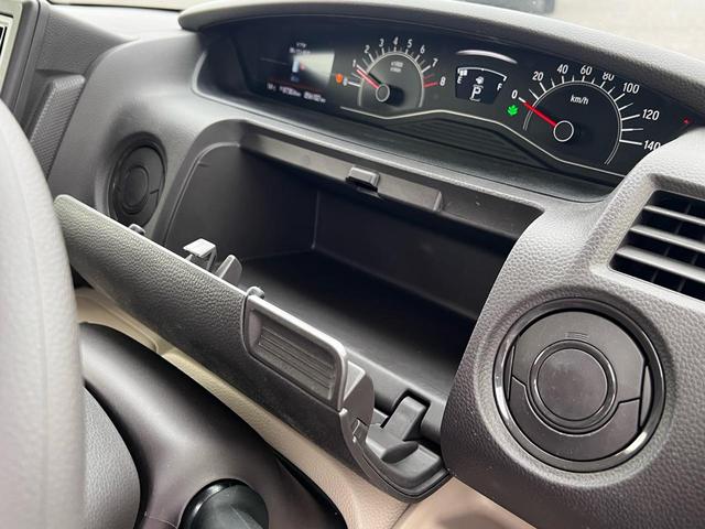 ステアリング奥にもフタ付きのBOXがあります!