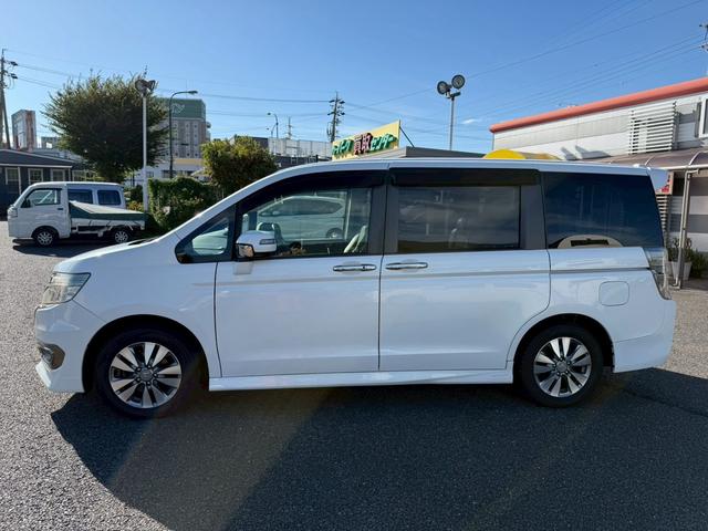 ステップワゴンスパーダ Ｚ　クールスピリット　４ＷＤ　８人乗り　両側パワースライドドア　ギャザーズナビＴＶ　バックカメラ　ＥＴＣ　フリップダウンモニター　クルーズコントロール　フォグライト　アイドリングストップ　横滑り防止　盗難防止　アルミ（3枚目）