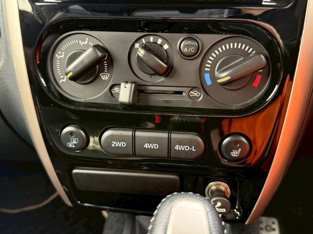 ジムニー ランドベンチャー　４ＷＤ　ターボ　フォグ　社外クラリオンＳＤナビ／フルセグＴＶ　Ｂｌｕｅｔｏｏｔｈ　シートヒーター　フォグライト　キーレス　エアバッグ　ＡＢＳ　パワステ　エアコン　純正アルミ　電動格納ミラー（17枚目）