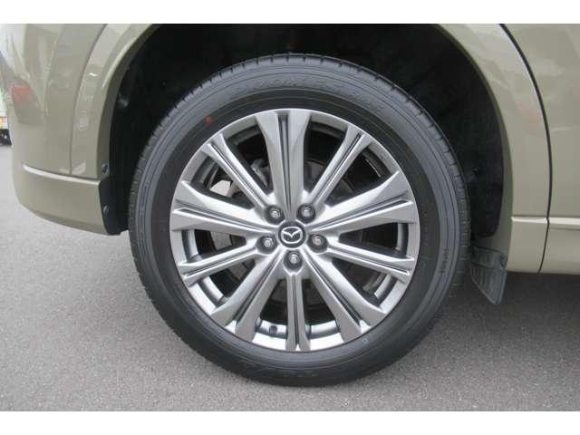 車のデザインにマッチした、純正アルミホイール！