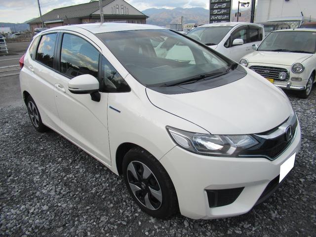 フィットハイブリッド Ｆパッケージ　純正フルセグナビ　バックカメラ　ＥＴＣ　スマートキー　ステアリングスイッチ　ＤＶＤ（3枚目）