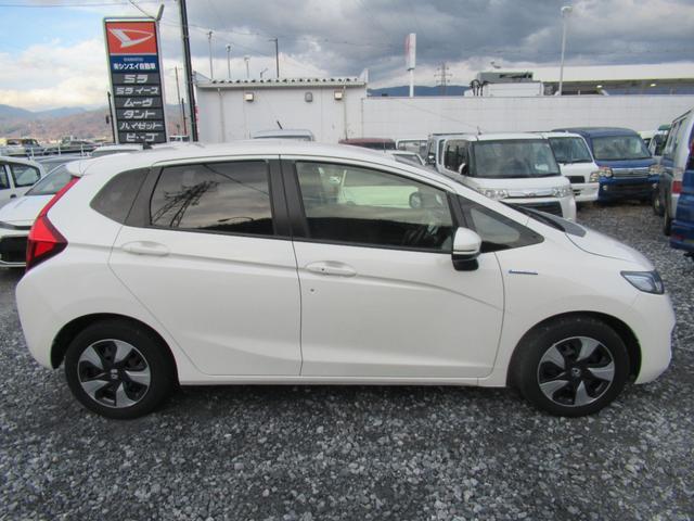 フィットハイブリッド Ｆパッケージ　純正フルセグナビ　バックカメラ　ＥＴＣ　スマートキー　ステアリングスイッチ　ＤＶＤ（4枚目）