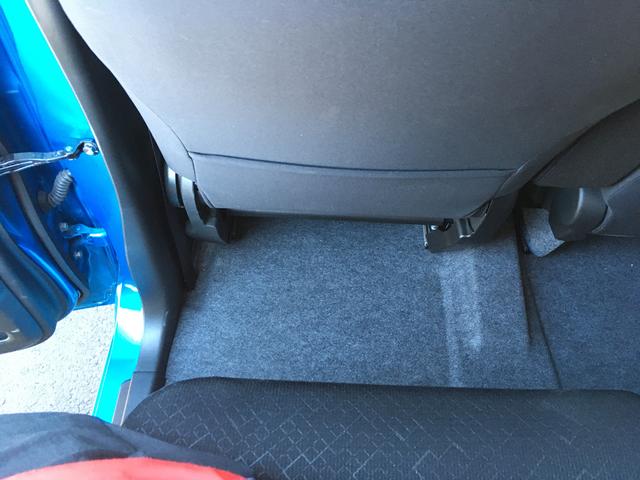 後席の足元にはフロアマットは付いておりません。