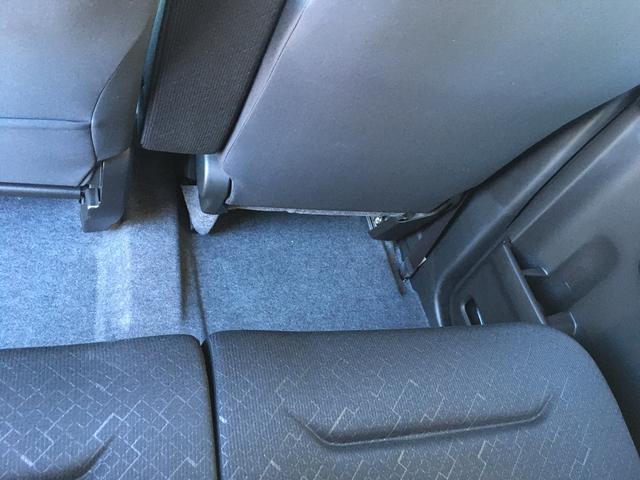 後席の足元にはフロアマットは付いておりません。