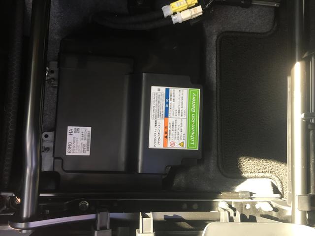 助手席シートアンダーボックスの下にはリチウムイオンバッテリーが設置されております。低燃費のアシストをしております。