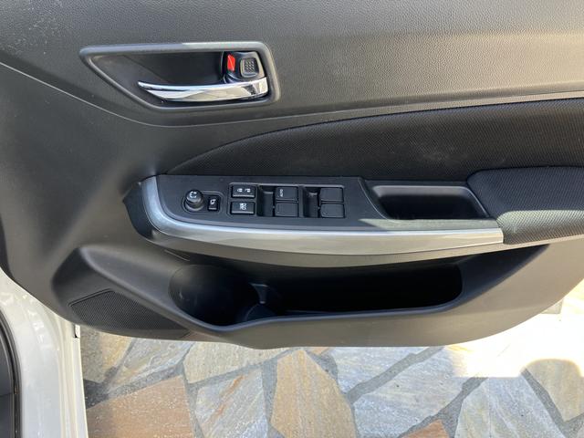 運転席ドアの内側のパネルです。フロントドアポケット［ペットボトルホルダー付］と電動格納ドアミラースイッチＰＷスイッチ・フロントスピーカーがございます。