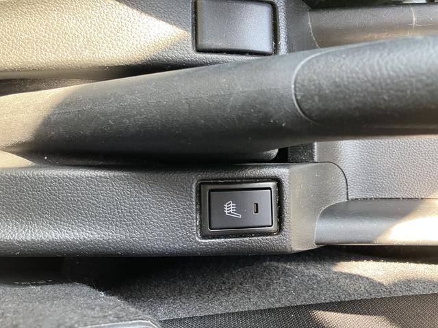 サイドブレーキのサイドにはシートヒーターのスイッチがございます。
